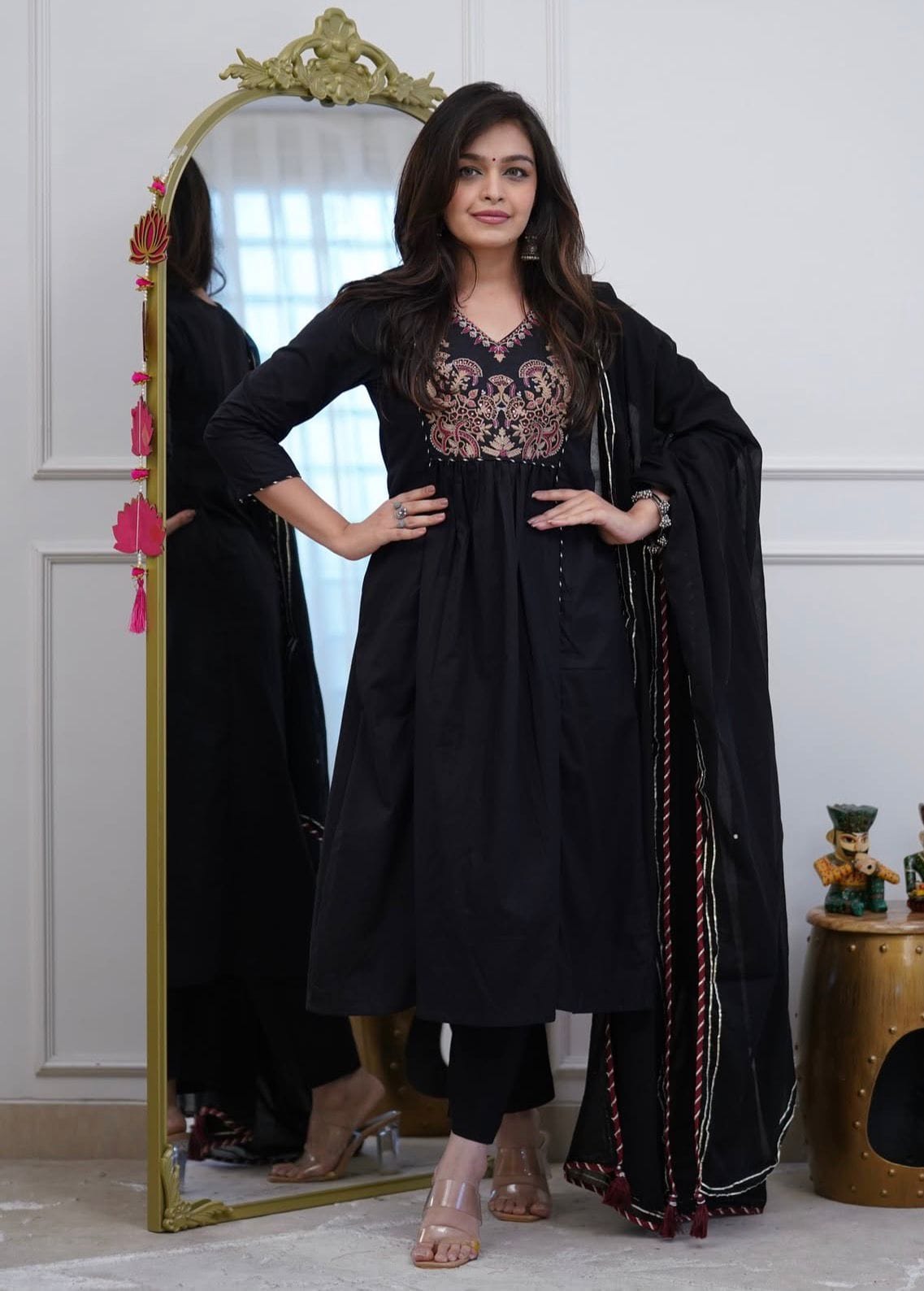 Regal_Noir_Embroidered_Anarkali_Set_for_Woman_38SS4BPGC3_2025-12-13_1.jpeg